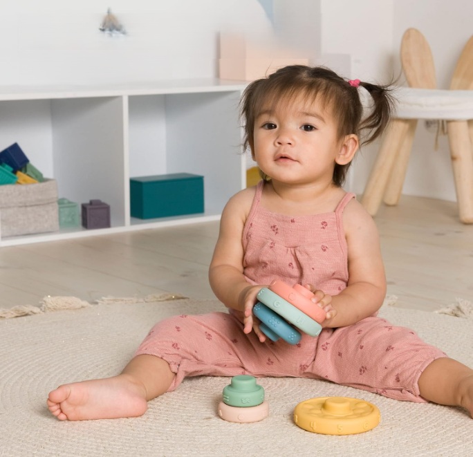 Dítě si hraje s kroužky BabyToLove